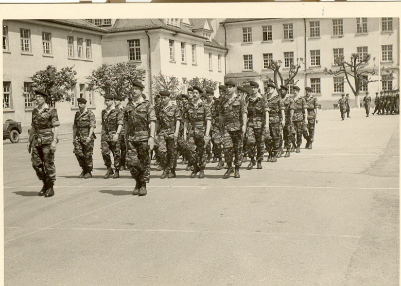 Défilé 1964 : en tête de gauche à droite :
 Adjt BROGGIE, Adjt MAILLARD